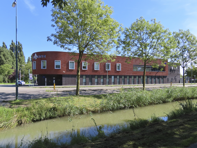 908241 Gezicht op de zijgevel van het bureau van de Politie Midden-Nederland (Burgemeester Middelweerdplaats 2) te De ...